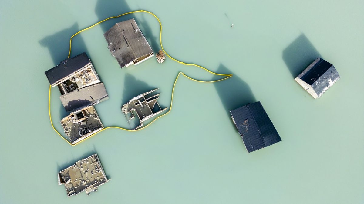 Čtyři měsíce pod vodou. Fotky ze švýcarské vesnice smetené ledovcem